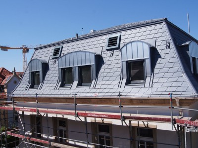 Mansardendach und Dachaufbauten mit Aluminiumblechen eingedeckt – Bild 9