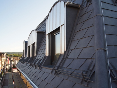 Mansardendach und Dachaufbauten mit Aluminiumblechen eingedeckt – Bild 1