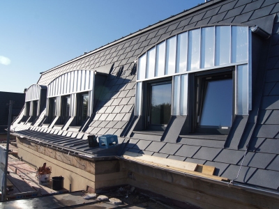 Mansardendach und Dachaufbauten mit Aluminiumblechen eingedeckt – Bild 5