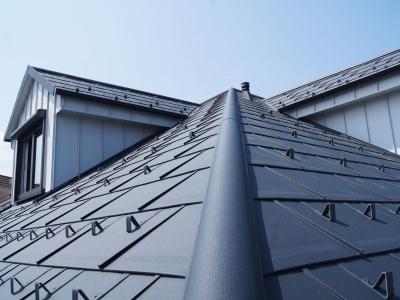 Walmdacheindeckung mit PREFA R 16 Dachplatte – Bild 2