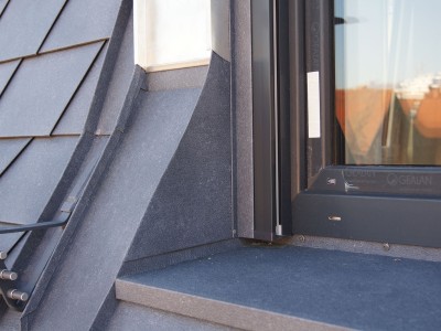 Mansardendach und Dachaufbauten mit Aluminiumblechen eingedeckt – Bild 3