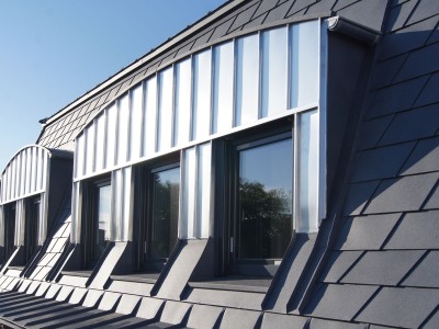 Mansardendach und Dachaufbauten mit Aluminiumblechen eingedeckt – Bild 7