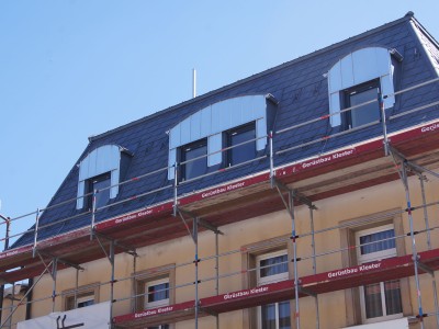 Mansardendach und Dachaufbauten mit Aluminiumblechen eingedeckt – Bild 8