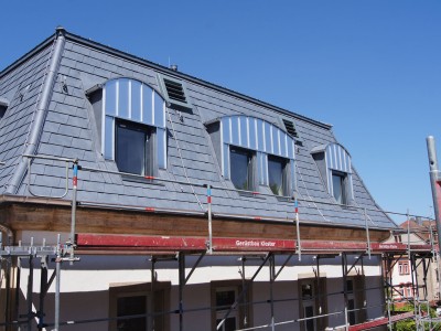 Mansardendach und Dachaufbauten mit Aluminiumblechen eingedeckt – Bild 10