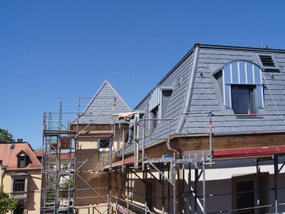 Mansardendach und Dachaufbauten mit Aluminiumblechen eingedeckt – Bild 11