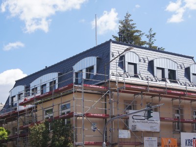 Mansardendach und Dachaufbauten mit Aluminiumblechen eingedeckt – Bild 12
