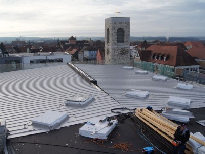 Edelstahldacheindeckung rollennahtgeschweißt an der katholischen Kirche Sankt Marien in Gunzenhausen – Bild 2