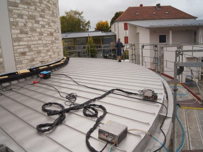 Edelstahldacheindeckung rollennahtgeschweißt an der katholischen Kirche Sankt Marien in Gunzenhausen – Bild 15