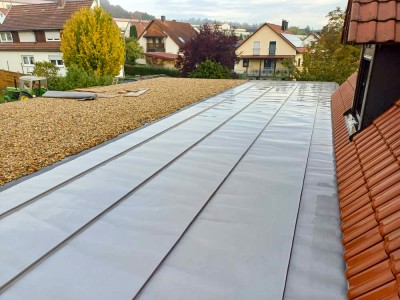 Wartungsarmes Flachdach eines Wohnanbaus