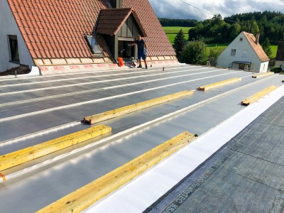 Wartungsarmes Flachdach eines Wohnanbaus – Bild 2