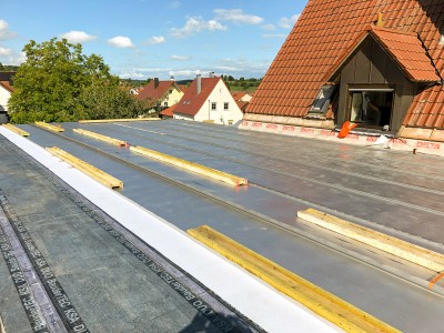 Wartungsarmes Flachdach eines Wohnanbaus – Bild 3